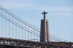 Brücke und Christus-Statue (Santuário Nacional de Cristo Rei)