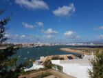 Blick von Ferragudo auf den Hafen von Portimao