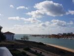 Die Marina de Portimao von Ferragudo aus gesehen.