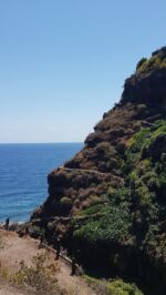 Mit Blick auf den Abstiegsweg geht es im Norden wieder bergauf...