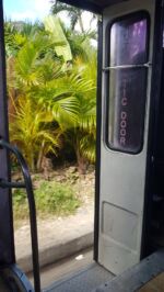 Automatic door. Leider kaputt. Also bleibt sie offen.