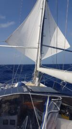 Bei über 30 Knoten lassen wir vom Passatsegel nur noch wenig Tuch stehen.