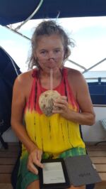 Haben den Dreh raus,mit dem Öffnen der Kokosnuss...