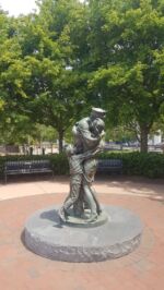 Die Navy und ihre Schiffe prägen das Stadtbild in Norfolk, hier in Bronze und nicht ganz so kriegerisch.