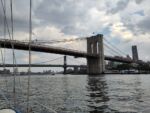 Auf dem East River, hier die Brooklyn-Bridge.