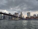 Brooklyn Bridge, im Hintergrund World Trade Center One.
