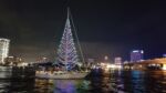 Weihnachtlich geschmückte Boote während der Lights Parade.